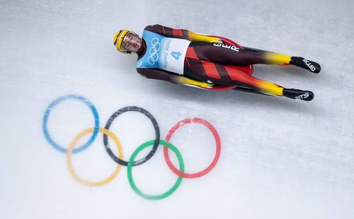 Der Rennrodler Johannes Ludwig bescherte dem deutschen Team bei den Spielen in Peking die erste Goldmedaille. | Foto: IMAGO / GEPA pictures
ZEITREISE | Olympische Winterspiele – 24. Auflage in Peking