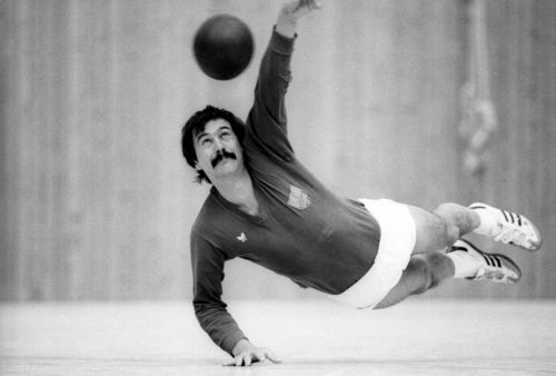 Faustball wird sowohl in der Halle als auch auf dem Feld absolviert. | Foto: IMAGO / Pressefoto Baumann ZEITREISE | Die Sportart, in der Deutschland Titel sammelt