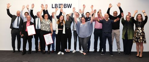 Sparkassenverbands-Präsident Peter Schneider, Nico Riese (Marineverein 1926 Wangen), Bernd Bühler (Karate Dojo Emmendingen), Rolf Halter (Radsportverein Concordia Erlenbach), Daniela Ambacher (TV Neidlingen), Rainer Hans Gaiser (TSV Benzingen), Lea Henes (TSV Lustnau), Franziska Brauße, Marius Schmitt (SSV Esslingen), Manuela Klee (SV Freiberg), Matthias Hänle (SV Untermarchtal), Klaus Forstenhäusler (1. FC Stern Mögglingen), Frank Stäbler, Jimmy Hartwig, Kultus- und Sportministerin Theresa Schopper und die WSJ-Vorsitzende Anne Köhler. | Foto: WSJ / Wolfgang List Auszeichnung | WSJ kürt "VORBILDER des Jahres 2022"