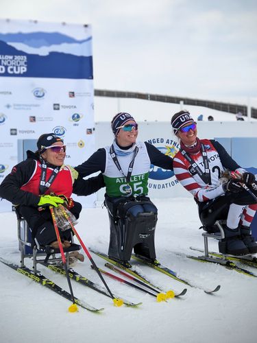 Anja Wicker (links) gewann den Gesamtweltcup. | Foto: Utah Olympic Legacy Foundation Para-Skisport | Drei Titel im Gesamtweltcup