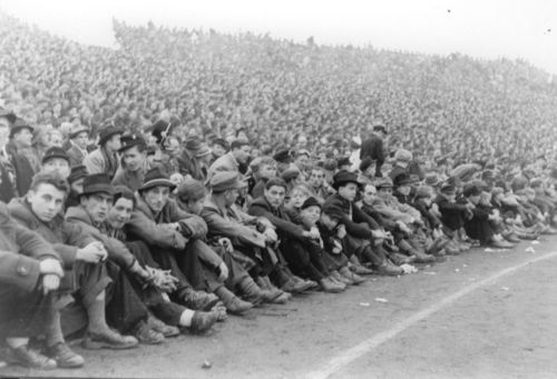 Am 22. November 1950 spielte Deutschland in Stuttgart gegen die Schweiz. | Foto: IMAGO / Schirner Sportfoto WDR | 75 Jahre Zuschauerrekord