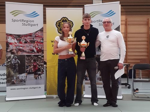 Ehrung der Judo-Nachwuchsstars durch den WJV-Jugendvorsitzenden Roman Baur (rechts); ausgezeichnet wurden Nejla Bijavica und Alexandrino Lates. | Foto: WJV Judo | Auszeichnung für Lates und Bijavica