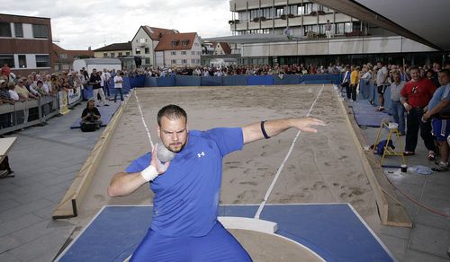 In Kommune B fand ein großes Kugelstoßmeeting statt. | Foto: Pressefoto Baumann KOMMUNALES SPORTQUIZ | Folge 18