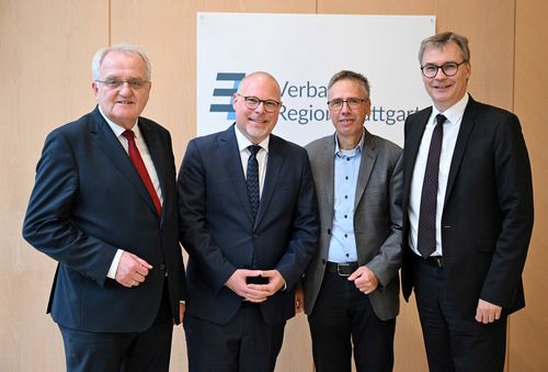 Glückliche Gesichter nach der Wahl (von links): der Verbandsvorsitzender Rainer Wieland, der künftige Leitende Direktor für Wirtschaft und Infrastruktur Daniel Deubel, der noch amtierende Leitende Direktor für Wirtschaft und Infrastruktur Dr. Jürgen Wurmthaler und Regionaldirektor Dr. Alexander Lahl. | Foto: VRS / Kraufmann Verband Region Stuttgart | Daniel Deubel gewählt