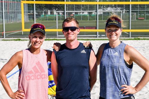 Freuen sich über die Nominierung (von links): Karla Borger, Trainer Thomas Kaczmarek und Julia Sude. | Foto: www.tombloch.de
Olympische Spiele | Borger/Sude sind in Tokio dabei