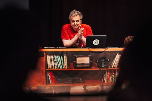 Arnd Zeigler in Aktion. | Foto: C² CONCERTS GMBH / Max Hartmann Stuttgart | Zeigler mit Fußballprogramm auf Tour