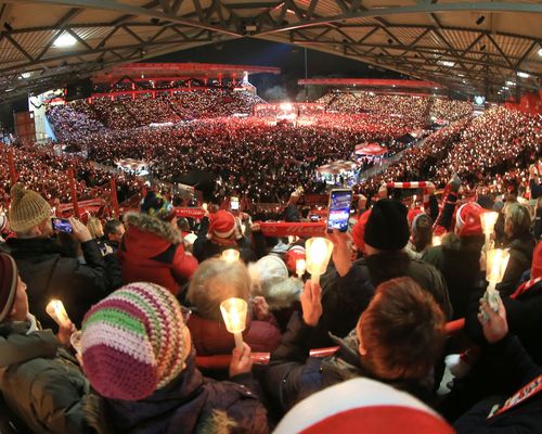 ZEITREISE | Weihnachtssingen im Fußballstadion