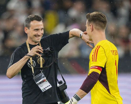 Ausstellung | "Schwarz, Rot, Gold!" in der Leica Galerie