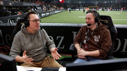 Experten unter sich – auch Philipp Maisel (links) und Manuel Thiele waren vor Ort beim Mercedes-Benz JuniorCup. | Foto: Pressefoto Baumann SWR Sport | Viel los in Sindelfingen