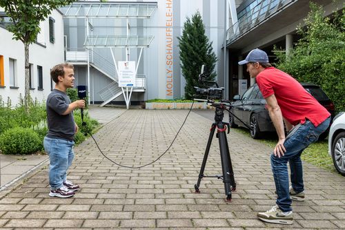 Der Para-Leichtathlet Yannis Fischer (links) möchte 2024 in Paris bei den Paralympics starten. | Foto: Dr. Qingwei Chen Paris-Stipendium | Fischer bei #ungehindertRIESIG dabei