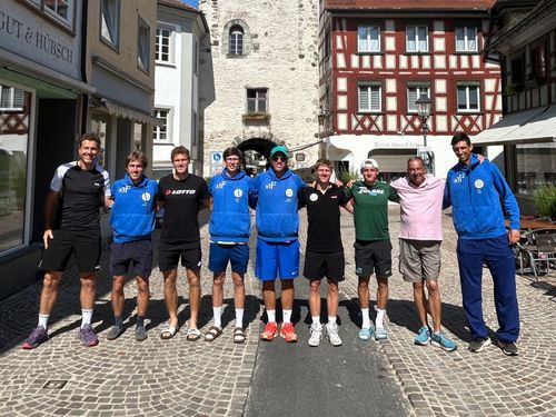 Die Waldau-Herren steigen auf. Auf dem Foto zu sehen sind (von links): Michael Berrer, Tim Zeitvogel, Daniel Siniakov, Stefan Hampe, Coach Danijel Krajnovic, Kent Müller, Vincent Vohl, Waldau-Geschäftsführer Thomas Bürkle und Blaz Seric. | Foto: TEC Waldau Stuttgart Tennis | Waldau-Herren kehren in Regionalliga zurück