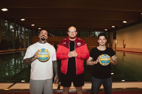 Lennart Löscher (Mitte) vom SV Cannstatt mit den Trainingsgästen EMMVEE (links) und Alain Frei (rechts). | Foto: SV Cannstatt SWR Sport | EMMVEE testet Wasserball