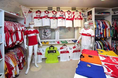 Viele VfB-Trikots befinden sich in Burkharts Besitz. |Foto: Pressefoto Baumann
Trikotsammlung | Folge 1: Burkharts Trikotmuseum