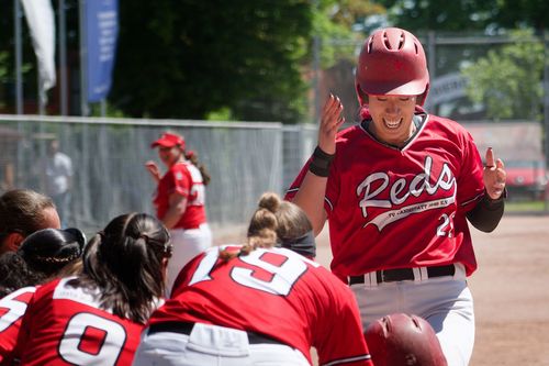 Makea-Al Kaluau von den Reds wird von ihren Mitspielerinnen jubelnd an der Home Plate in Empfang genommen. | Foto: Iris Drobny
Sportveranstaltungen in dieser Woche