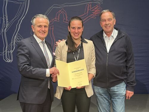 Vicky Pohle (Mitte) ist auf diesem Bild zu sehen mit Stuttgarts Oberbürgermeister Dr. Frank Nopper und mit Thomas Bürkle. | Foto: TEC Waldau Stuttgart
Tennis | Pohle wird erneut Deutsche Jugendmeisterin