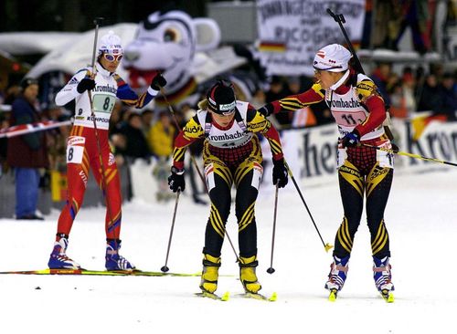 Uschi Disl (rechts) engagierte sich als eine der ersten deutschen Frauen im Biathlon. | Foto: Pressefoto Baumann ZEITREISE | Biathlon – Vom Militärsport zum TV-Hit