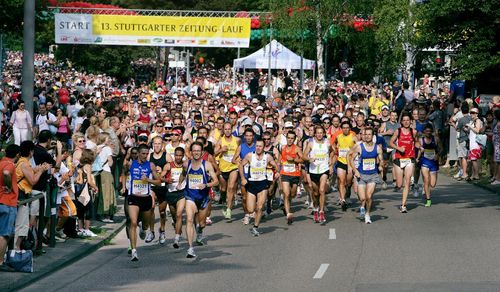 Immer wieder nahmen namhafte Läufer am Stuttgart-Lauf teil - 2006 begab sich bei der 13. Auflage Olympiasieger Dieter Baumann (Startnummer H4002) auf die Strecke. | Foto: Pressefoto Baumann ZEITREISE | Ein Lauf mit langer Tradition