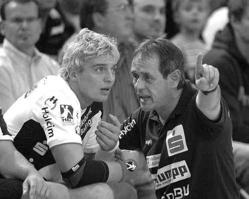 Dr. Rolf Bracks Lebenswerk wurde gewürdigt, die Laudatio hielt sein früherer Spieler Daniel Sauer (links). | Foto: IMAGO / Heuberger Auszeichnung | Bracks Lebenswerk wird gewürdigt