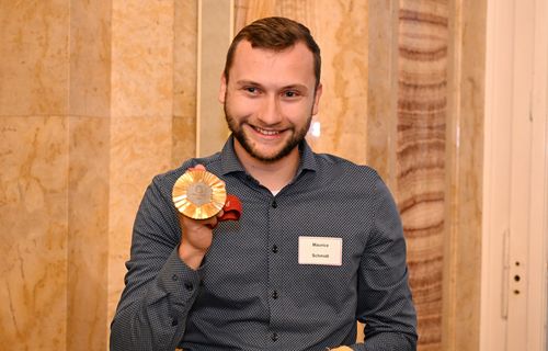 Maurice Schmidt hat in Paris Gold gewonnen. | Foto: Ministerium für Kultus, Jugend und Sport Baden-Württemberg Paris-Stipendium | Schmidt beim Empfang am Mikro