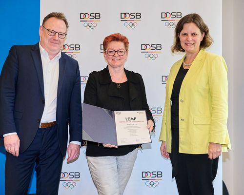 DOSB | Heidi Estler erhält LEAP-Urkunde 