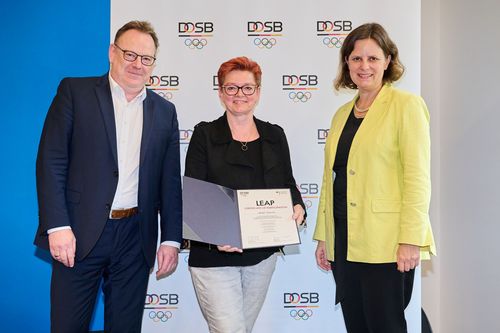 DOSB | Heidi Estler erhält LEAP-Urkunde 