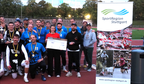 1.500 Euro gingen am Ende an die DKMS. | Foto: Stuttgart Silver Arrows Football | Rekord-Teilnehmerfeld beim RegioCup