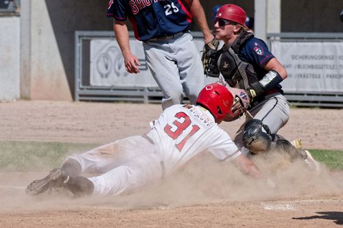 Austin Bull (weiße Spielkleidung) will mit den Stuttgart Reds eine gute Saison spielen. | Foto: Iris Drobny Event der Woche | Reds starten gegen Meister in die Saison