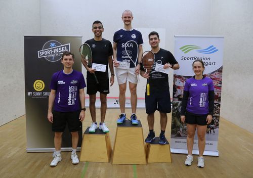 Glückliche Gesichter beim RegioCup-A-Feld (von links): Turnierorganisator Valentin Rapp, Vizemeister Aly Tobbala, Sieger Jakob Känel, Drittplatzierter Daniel De Leon und Turnierorganisatorin Aylin Günsav | Foto: Christian Lortat Squash | Jakob Känel entthront den Vorjahressieger