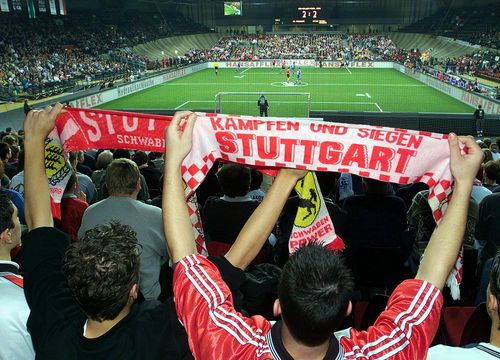Viele Menschen sind Fans des VfB Stuttgart. | Foto: Pressefoto Baumann Sportliche Filme | Folge 12: RISE & FALL of VfB Stuttgart