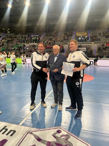 HVW-Präsident Hans Artschwager (Mitte) zeichnet die Vertreter der HSG Stuttgart-Metzingen aus. | Foto: HVW Handball | Sonderpreis für HSG Stuttgart-Metzingen