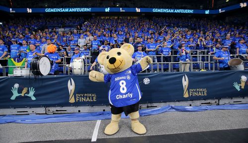 Charly trägt das Trikot mit der Nummer 8. | Foto: Pressefoto Baumann Maskottchenparade | Folge 11: Charly