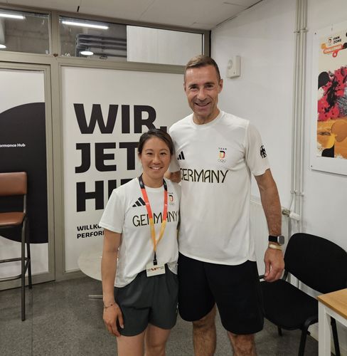 Kim Bui (links, hier mit Kai Pflaume) freut sich über ihre Wahl in die IOC-Athletenkommission. | Foto: Schwäbischer Turnerbund Sportpolitik | Bui in IOC-Athletenkommission gewählt