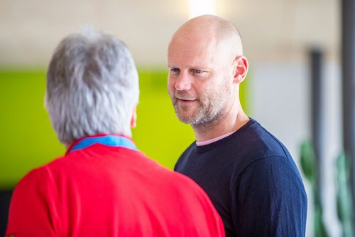 Der ehemalige Nationalspieler Patrick Weissinger kennt sich aus im Wasserball. | Foto: Benjamin Lau Regio TV | Nachwuchs will zur Wasserball-WM