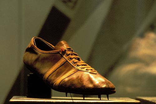 Mit diesen Schuhen wurde Jesse Owens im Jahr 1936 Olympiasieger. | Foto: IMAGO / HRSchulz ZEITREISE | Hightech an den Füßen