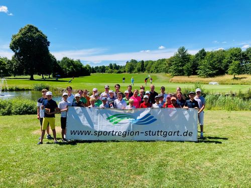 Das glückliche Teilnehmerfeld. | Foto: GC Domäne Niedereutin Golf | Lehner und Hoffmann siegen beim RegioCup