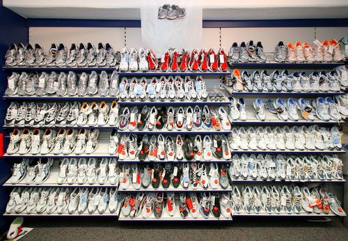 In den Sportgeschäften gibt es eine große Auswahl an Laufschuhen. | Foto: IMAGO / HRSchulz ZEITREISE | Hightech an den Füßen