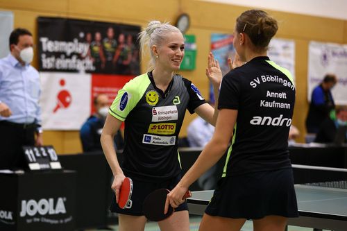 Leonie Hartbrich (links) und Annett Kaufmann (SV Böblingen) treffen mit Böblingens Tischtennis-Damen in der Play-Off-Runde auf Weil. | Foto: IMAGO / HMB-Media
