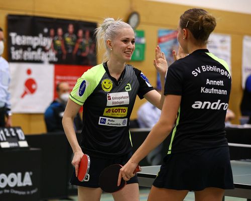 Leonie Hartbrich (links) und Annett Kaufmann (SV Böblingen) treffen mit Böblingens Tischtennis-Damen in der Play-Off-Runde auf Weil. | Foto: IMAGO / HMB-Media