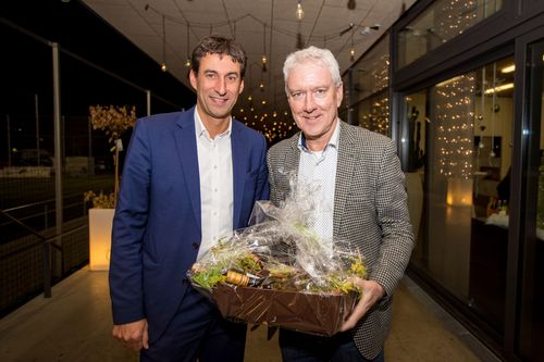Matthias Klopfer (links) und Günther Kuhnigk, der zehn Jahre lang dem Vorstand der SportRegion angehört hatte und nicht mehr kandidierte. | Foto: Benjamin Lau Mitgliederversammlung | Matthias Klopfer bleibt an der Spitze der SportRegion