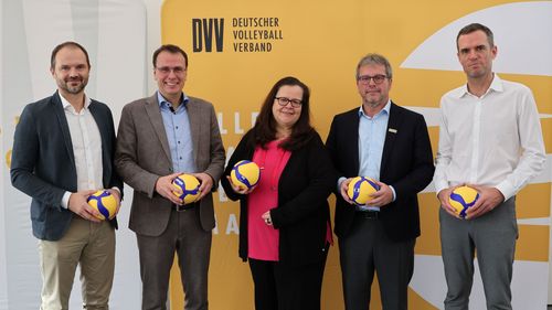 Bei der Mitgliederversammlung des DVV begrüßte der DVV-Präsident Markus Dickmann (rechts) die Ehrengäste (von links) Andreas Krusenbaum (Abteilungsleiter Barock Volleys MTV Ludwigsburg), Volker Schebesta (Staatssekretär), Renate Schmetz (1. Bürgermeisterin der Stadt Ludwigsburg) sowie Andreas Felchle (Präsident des Württembergischen Landessportbundes). | Foto: DVV Volleyball | Bundesverband zu Gast in Ludwigsburg