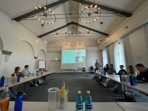 Bei der Tagung wurde viel diskutiert. | Foto: MHP Nachhhaltigkeit | Bofinger als Experte bei Tagung