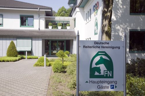 Das Bundesnachwuchschampionat der Pony-Dressurreiter – der Liselott-Rheinberger-Nachwuchsförderpreis – wurde erstmals 1997 ausgetragen. Im Finale des Bundesnachwuchschampionats der Pony-Dressurreiter messen die Teilnehmer ihr Können in zwei Dressurreiterprüfungen der Klasse L. | Foto: IMAGO / Ecomedia/Robert Fishman Pferdesport | Erfolgreich beim Bundesnachwuchschampionat