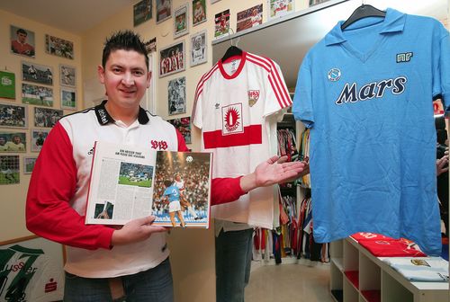 1989 trafen im UEFA-Cup-Finale der VfB Stuttgart und der SSC Neapel aufeinander. | Foto: Pressefoto Baumann
Trikotsammlung | Folge 1: Burkharts Trikotmuseum