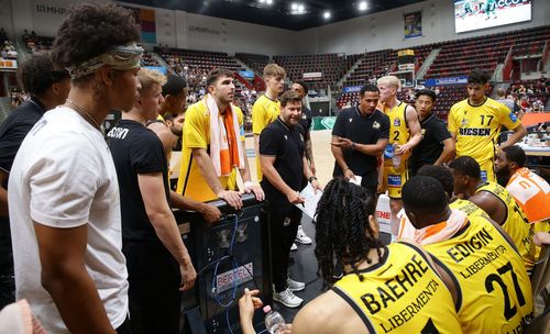 Regio TV | MHP RIESEN vor dem Rundenbeginn