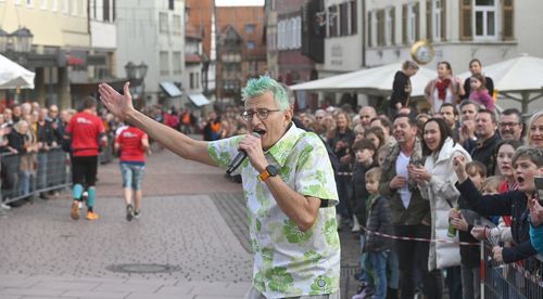 Achim Seiters Markenzeichen sind gefärbte Haare. | Foto: Werner Kuhnle MIKRO AN! | Achim Seiter