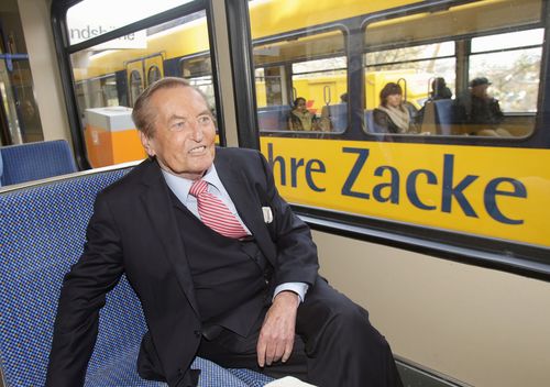 Die Gespräche wurden in der Stuttgarter Zahnradbahn geführt. Auf dem Bild ist der ehemalige VfB-Präsident Gerhard Mayer-Vorfelder zu sehen, der einer der Gesprächspartner war. | Foto: Pressefoto Baumann Sportbücher | Folge 7: AUF UND AB