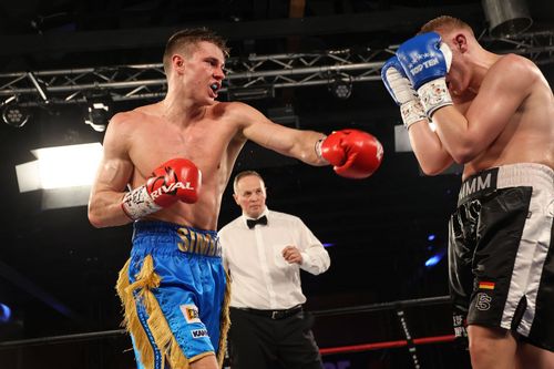 Simon Zachenhuber (links) hat den WM-Titel gewonnen. | Foto: IMAGO / Torsten Helmke Boxen | Zachenhuber gewinnt WM-Gürtel