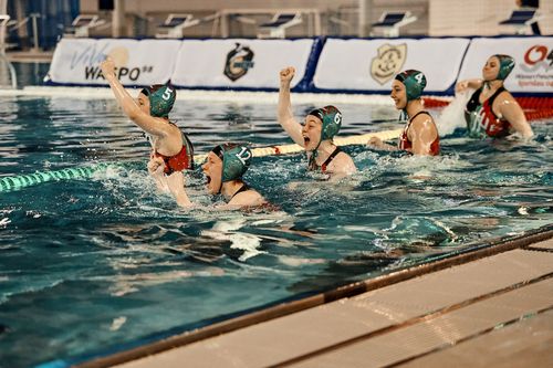Freuen sich über den Gewinn der Bronzemedaille: die Wasserballerinnen des SSV Esslingen. | Foto: Carsten Trebuth Wasserball | SSV Esslingen kehrt mit Pokal-Bronze heim