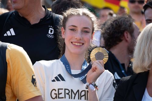 Darja Varfolomeev hat in Paris Gold gewonnen. | Foto: IMAGO / Sven Simon Regio TV | Interview mit der Olympiasiegerin