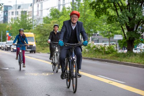 Dr. Martin Schairer auf dem Rad. | Foto: Landeshauptstadt/Leif Piechowski Sportliches Rathaus | Dr. Martin Schairer